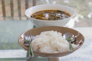 pişmiş pirinç haşlanmış Domuz kemikleri baharatlı kahverengi çanak üzerinde