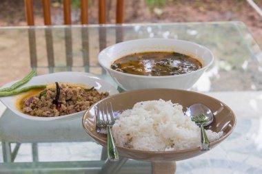 pişmiş pirinç haşlanmış Domuz kemikleri baharatlı kahverengi çanak üzerinde
