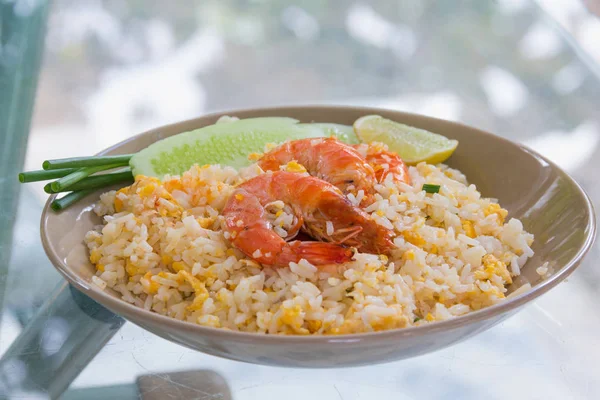 Gebakken rijst met schijfje komkommer, ui, citroen garnalen — Stockfoto