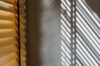 kahverengi ahşap perde kontrol vasıl pencere hafif sızıntı ile aydınlatma