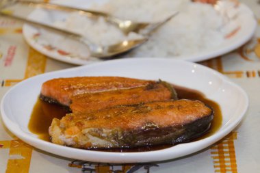 Beyaz yemek sosu üzerine somon ızgara