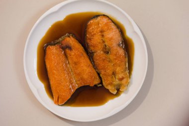 Beyaz yemek sosu üzerine somon ızgara