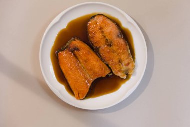 Beyaz yemek sosu üzerine somon ızgara