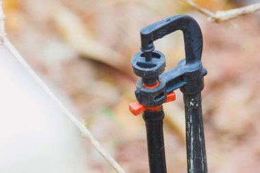 Bahçe içinde siyah plastik yağmurlama