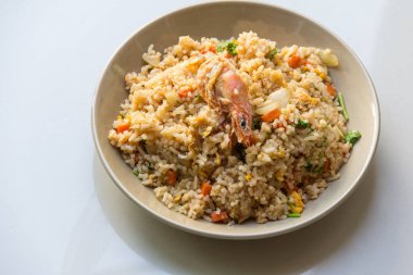 Karidesli kaş çanak üzerinde kızarmış pilav