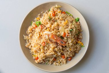 Karidesli kaş çanak üzerinde kızarmış pilav