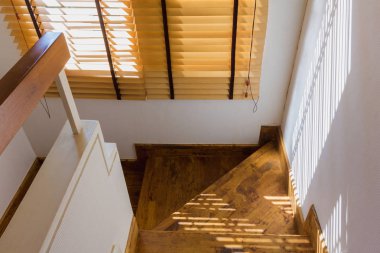 kahverengi ahşap perde kontrol vasıl pencere hafif sızıntı ile aydınlatma