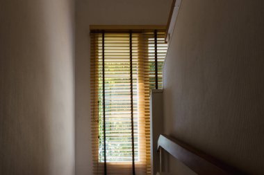 kahverengi ahşap perde kontrol vasıl pencere hafif sızıntı ile aydınlatma