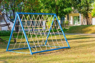 Bahçede çocuk oyun bahçesi