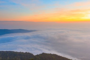 gündoğumu zaman ve sis Dağı'nda Phu-Ruea Milli Parkı, Loei Tayland çevresinde