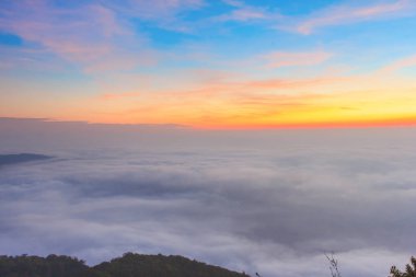 gündoğumu zaman ve sis Dağı'nda Phu-Ruea Milli Parkı, Loei Tayland çevresinde