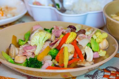 Kahverengi tabak karışık sebze kızarmış