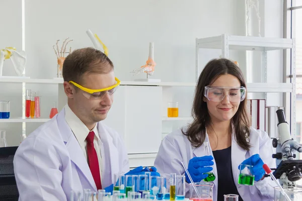 Vacker Kvinnlig Forskare Häller Kemikalier Provröret Laboratorium Med Ett Leende — Stockfoto