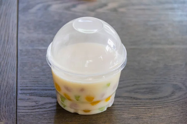 Thailändisches Süßfleisch Ruft Bualoy Bälle Plastikbehälter Zum Verkauf Auf Holztisch — Stockfoto