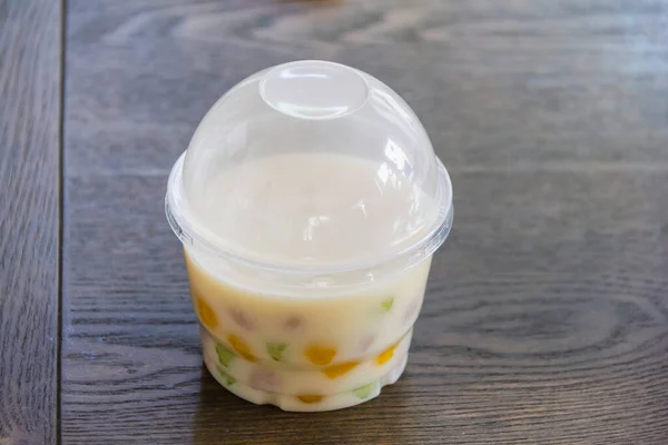 Thailändisches Süßfleisch Ruft Bualoy Bälle Plastikbehälter Zum Verkauf Auf Holztisch — Stockfoto