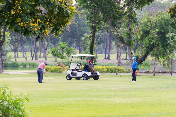 Profi Golf Férfiak Nők Caddies Egy Golfpálya Csillogó Sárga Nap — Stock Fotó