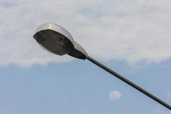 Pojedyncza Lampa Postowa Tłem Nieba Księżyca — Zdjęcie stockowe