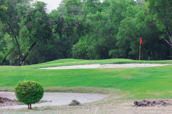 Písek Kopec Golfovém Hřišti Bujnou Trávou Jsou Ideální Pro Sportovní — Stock fotografie