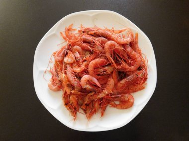 Siyah arka planda karides