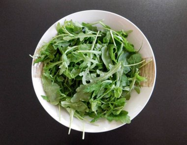 siyah bir zemin üzerine roket