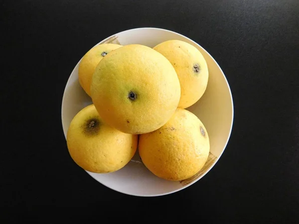 Zitronen auf weißem Hintergrund — Stockfoto