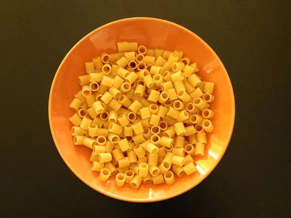 Pasta auf schwarzem Hintergrund — Stockfoto