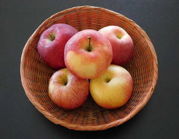 Äpfel zum Essen auf schwarzem Hintergrund — Stockfoto