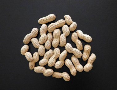 siyah bir arka plan üzerinde yemek için fıstık