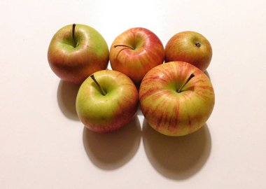 Beyaz arkaplanda elmalar