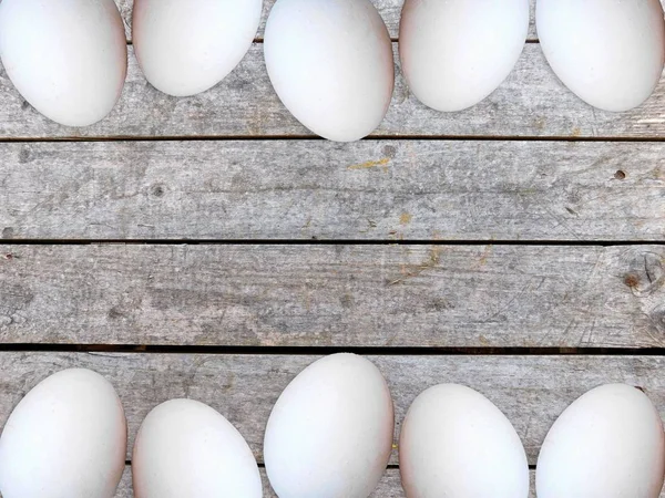 Jaja na drewnianym tle — Zdjęcie stockowe