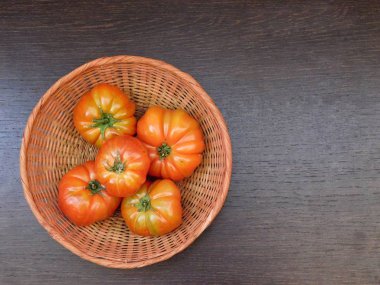 Ahşap zemin üzerinde domatesler