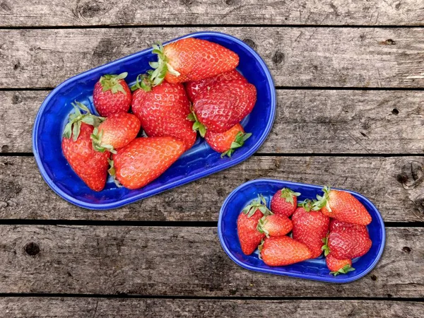 Fresas sobre fondo de madera —  Fotos de Stock