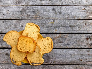 Ahşap zemin üzerinde ekmek