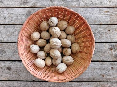 Fındık kabuğu ahşap arka plan üzerinde