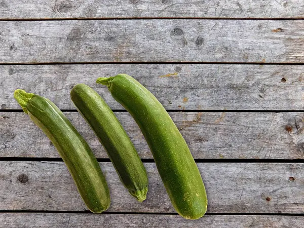 Zucchini auf Holzgrund — Stockfoto