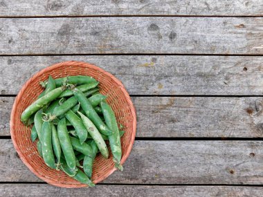 ahşap zemin üzerine bezelye