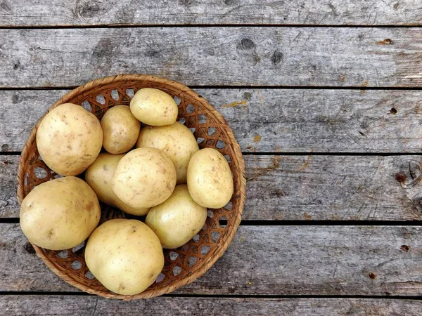 Patatas sobre fondo de madera — Foto de Stock