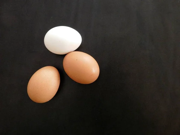 Jaja na drewnianym tle — Zdjęcie stockowe