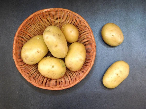 Pommes de terre sur fond en bois — Photo