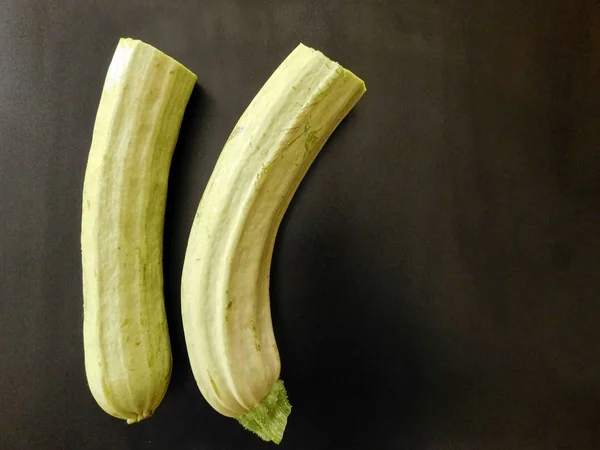 Zucchini pada latar belakang kayu — Stok Foto