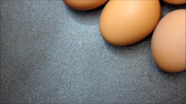 Tahta arka planda yumurtalar