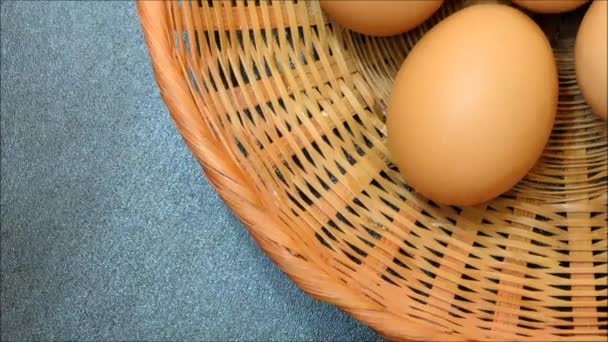 Eggs on wooden background — Stock Video