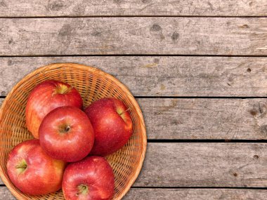 Ahşap arkaplanda elmalar