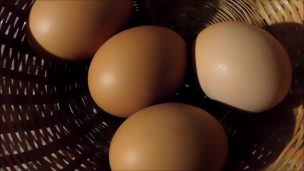 Яйца есть на кухне — стоковое видео