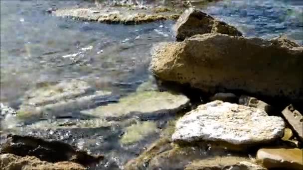 Zee met open stenen — Stockvideo