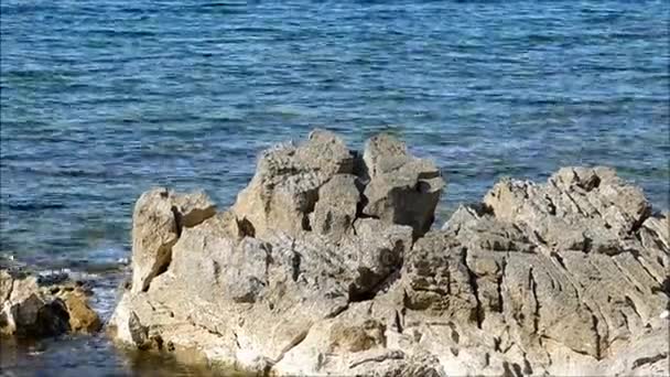 Mar com rochas abertas — Vídeo de Stock