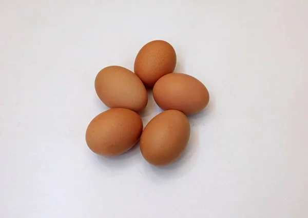 Eieren op witte achtergrond in de keuken — Stockfoto