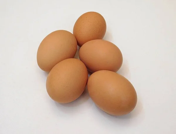 Eieren op witte achtergrond in de keuken — Stockfoto