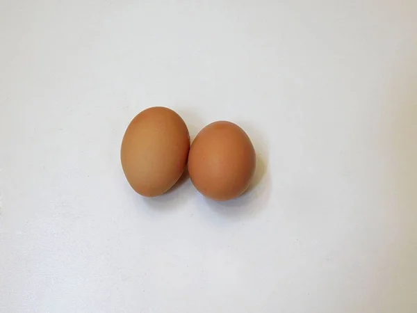 Яйца на белом фоне на кухне — стоковое фото