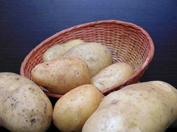 Batatas no fundo de madeira — Fotografia de Stock